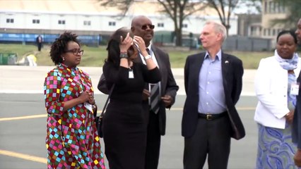 WATCH BARRACK OBAMA TOUCHDOWN AT JKIA, OBAMA IN KENYA, RECEIVED BY AUMA AND OTHER DIGNITARIES