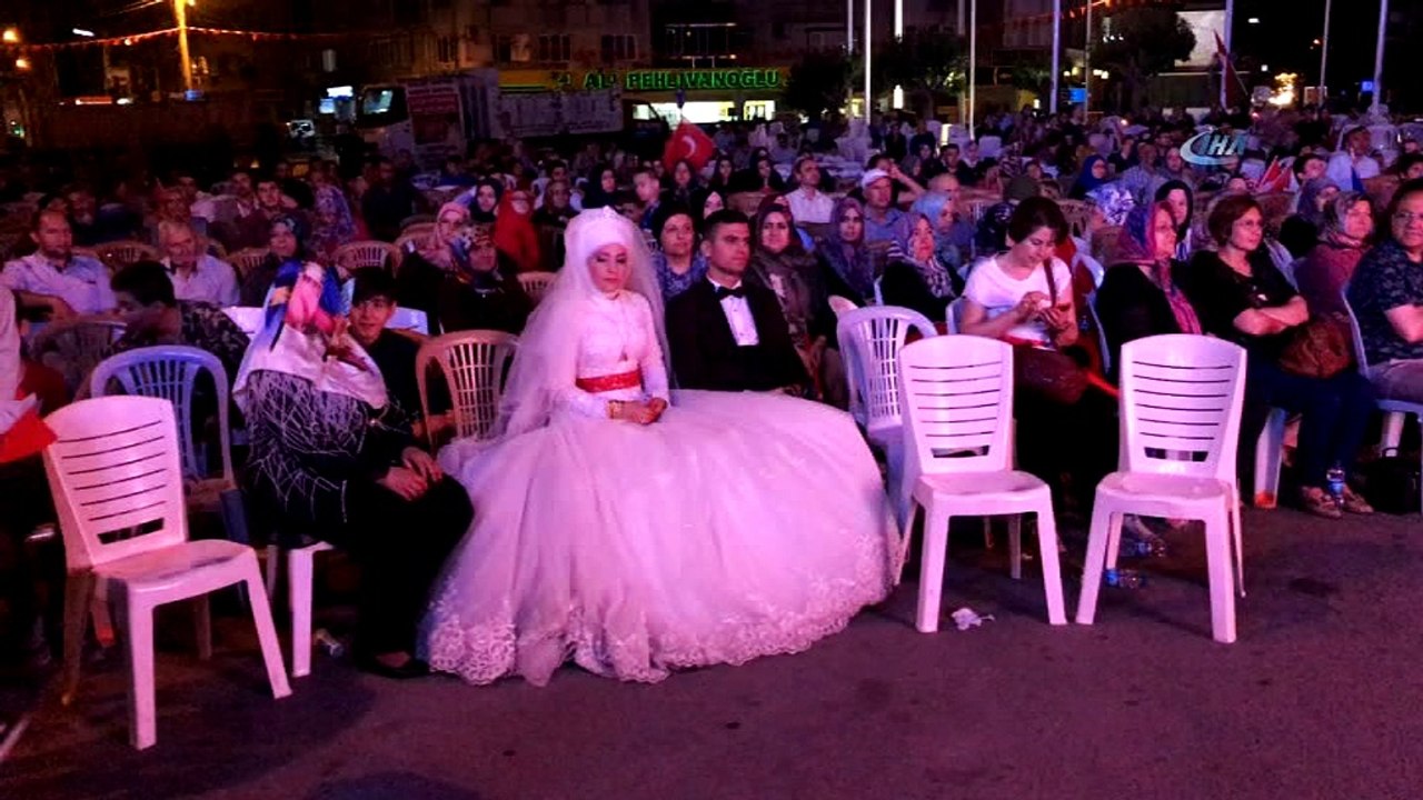 Akhisarlı gelin ve damat düğünden sonra demokrasi nöbeti tuttu