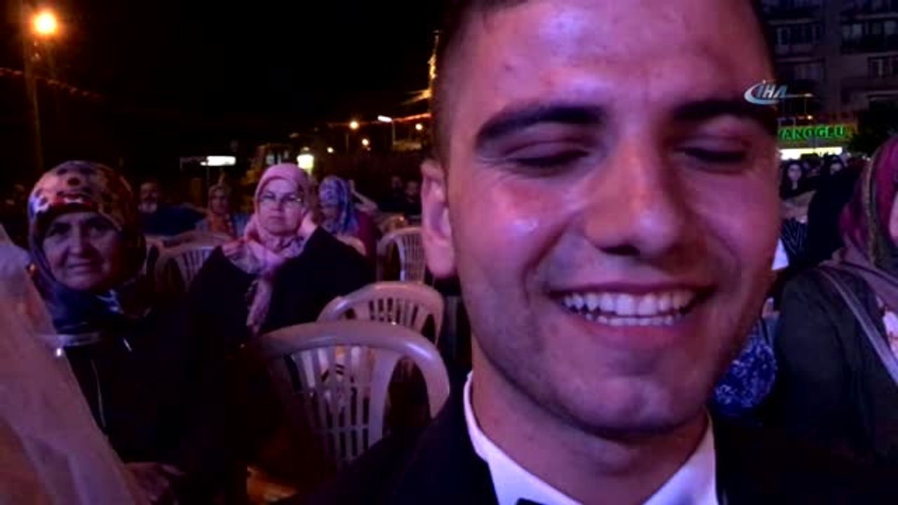 Akhisarlı Gelin ve Damat Düğünden Sonra Demokrasi Nöbeti Tuttu