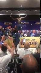 Download Video: Les Bleus envahissent la conférence de presse de Deschamps. Moment fabuleux. CM2018 Bleus WorldCupRussia2018