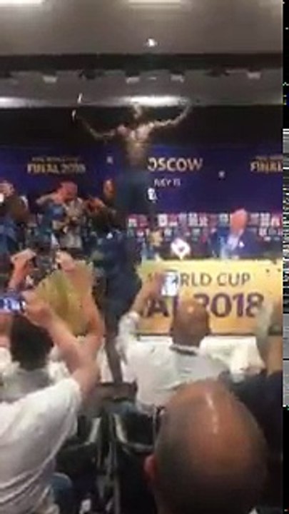 Les Bleus envahissent la conférence de presse de Deschamps. Moment fabuleux. CM2018 Bleus WorldCupRussia2018