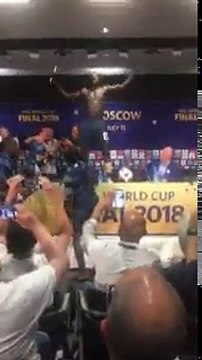 Les Bleus envahissent la conférence de presse de Deschamps. Moment fabuleux. CM2018 Bleus WorldCupRussia2018