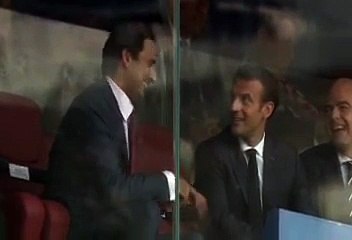 Quand l'émir du Qatar laisse sa place à Brigitte Macron - Foot - CM 2018