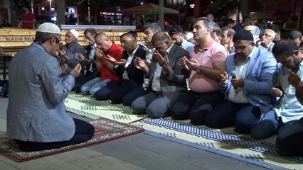 Demokrasi nöbeti sabah namazı ile sona erdi