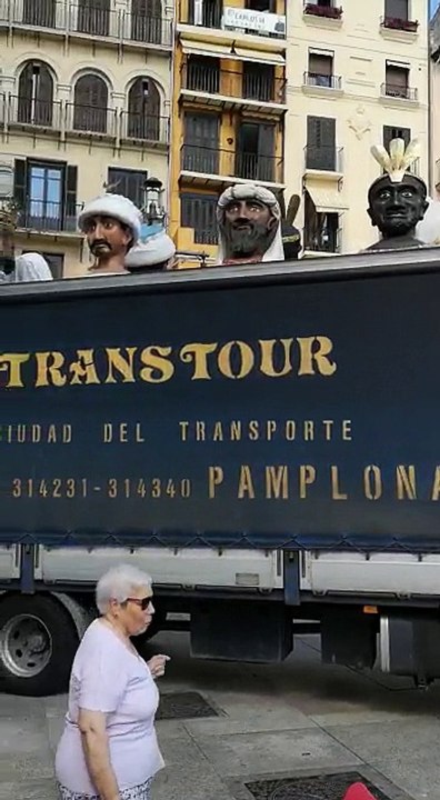 Los gigantes de Pamplona, transportados en un camión para ser guardados hasta el esperado reencuentro por San Fermín de Aldapa
