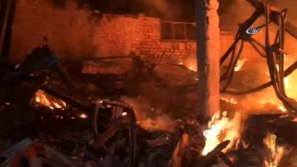 Tekirdağ'da Metruk Bina Alev Alev Yandı