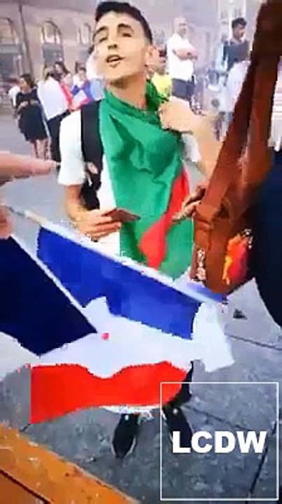 Un Algérien fait l'erreur de sortir son drapeau lors de la victoire de la France.