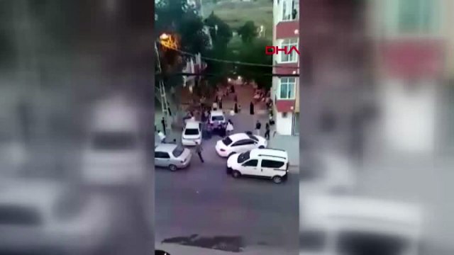 Düğünde havaya ateş açanları uyaranlara saldırı anı kamerada