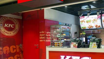 Gadis Ini Gratis Makan Setahun di KFC Karena Punya Tato