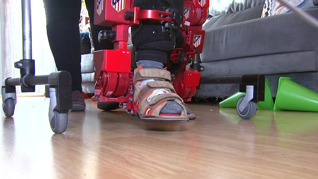 Un estudio permite a tres niños probar en sus hogares el primer exoesqueleto infantil