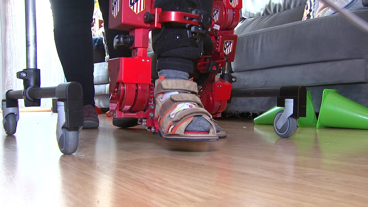 Un estudio permite a tres niños probar en sus hogares el primer exoesqueleto infantil