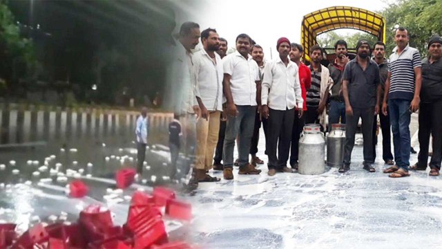 Mumbai : Dairy Farmers ने Price Hike ना होने पर Roads में बहाए कई Liter Milk | वनइंडिया हिंदी