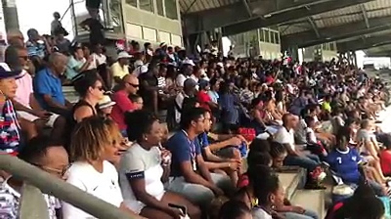Ambiance de feu  au vélodrome de Baie-Mahault pour la demi-finale France-Belgique. #terredefoot