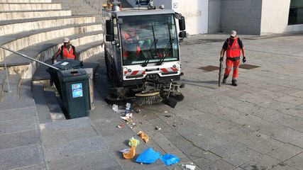 Après la fête du foot , le nettoyage...