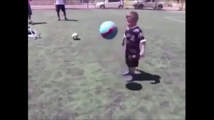 Vous n'avez jamais vu un enfant si jeune si doué avec un ballon au pied !