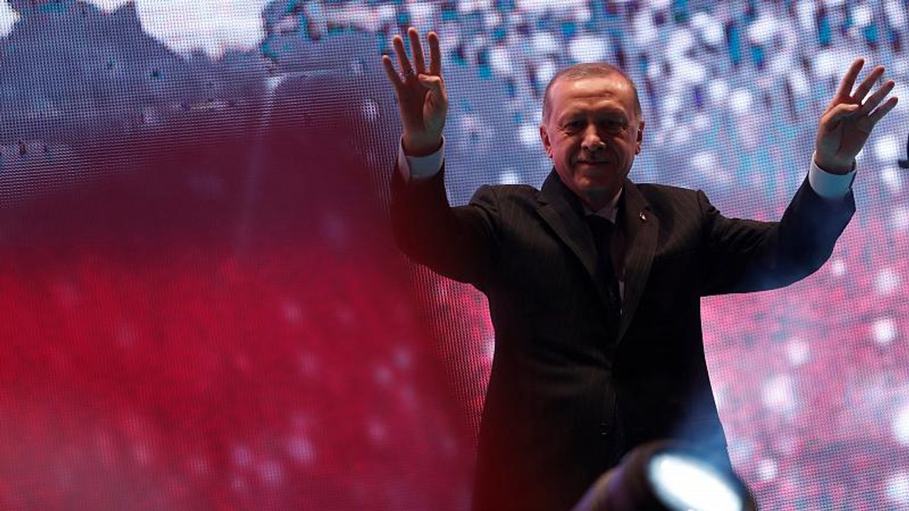 Erdogan erinnert an Putschversuch: 'Mit Blut Legende geschrieben'
