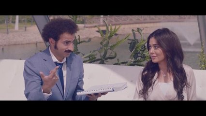 مشهد طريف .. سعادة يؤلف أغنية لأحمد مكي !