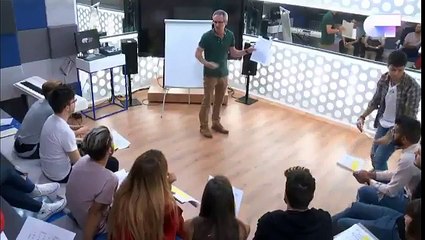 Alfred se levanta en clase de inglés para sentarse con Amaia | OT 2017 |