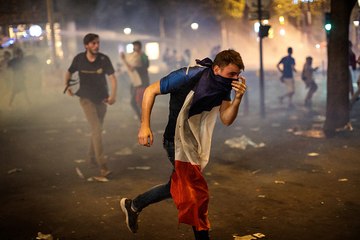 Les violents incidents après la liesse de la victoire des Bleus