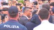 Cristiano Ronaldo Menyambut Fans Saat Ia Tiba Untuk Pemeriksaan Medis Di Juventus
