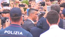 Cristiano Ronaldo Menyambut Fans Saat Ia Tiba Untuk Pemeriksaan Medis Di Juventus