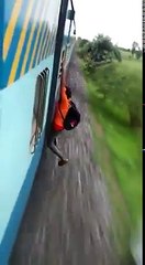 ஓடும் ரயிலில் தொங்கிய வாலிபருக்கு நேர்ந்த கதி..வீடியோ