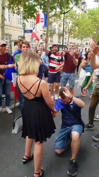 Il fait sa demande en mariage après la victoire des bleus, elle refuse !