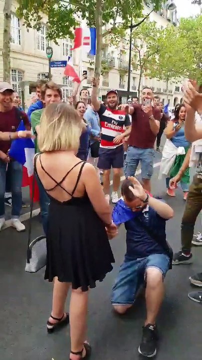Il fait sa demande en mariage après la victoire des bleus, elle refuse !