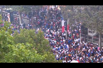 Fransa'da Şampiyonluk kutlamaları kontrolden çıktı; dükkanlar yağmalandı araçlar yakıldı