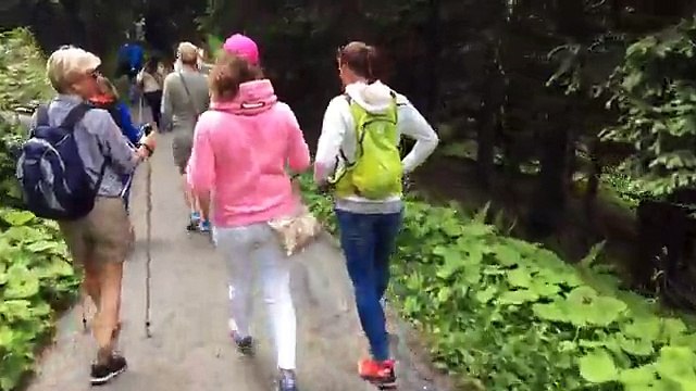 Wir sind mit den Skilegenden Rosie Mittermeier und Christian Neureuther unterwegs auf der berüchtigten Streifabfahrt in Kitzbühel - allerdings ohne Schnee mit h