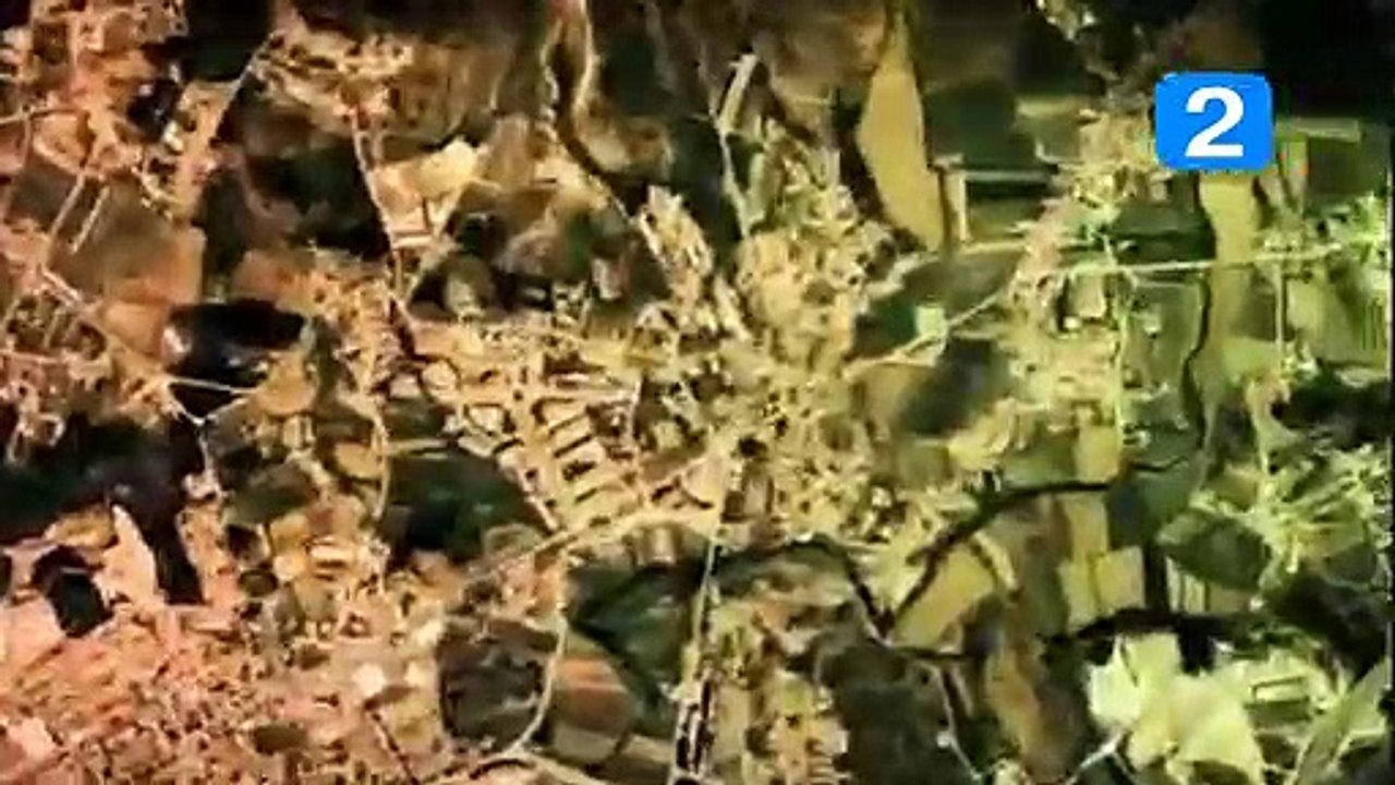 Extraterrestres aterrizan y bajan de la nave OVNI