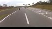 Un motard rate son virage et fini couché à contre-sens sur l'autoroute.. Dangereux