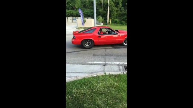 Il accélère comme un débile et fini dans une autre voiture - Enorme fail