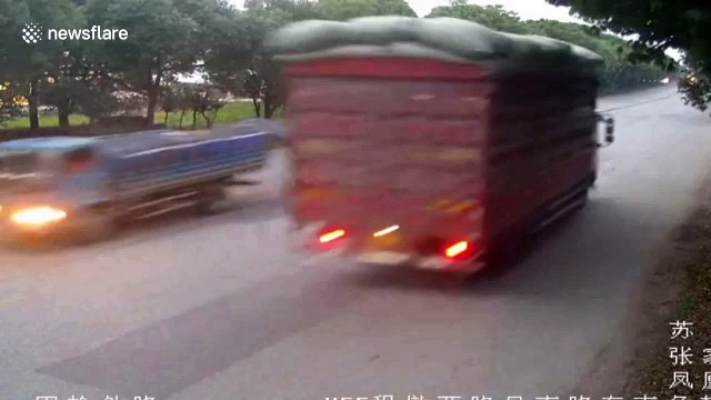 Lorry driver doesn't have a clue as 100m-long cloth unfurls onto road