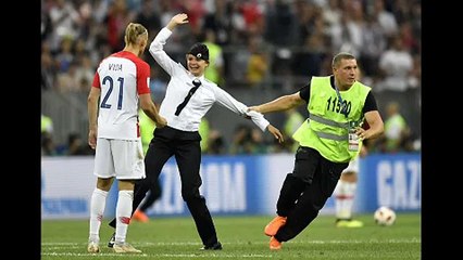 Οι Pussy Riot διέκοψαν τον τελικό του Μουντιάλ