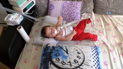 11 ayılık minik Elif kalbindeki 11 milimetrelik delikle yaşamaya çalışıyor