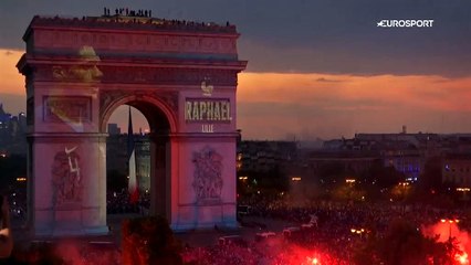 Comme en 1998, les visages des 23 champions du monde français sont apparus sur l'Arc de Triomphe