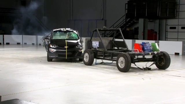 2017 Chevrolet Bolt side IIHS crash test [ALL MOTORS]