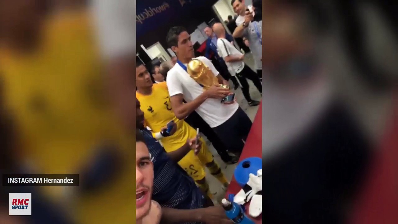 Bisous, câlins... Les Bleus ont fait des folies avec le trophée de la Coupe du monde