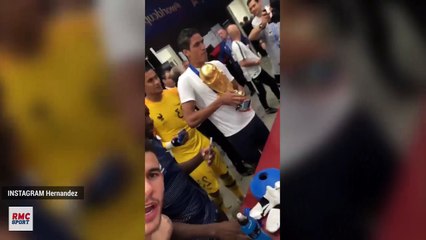 Bisous, câlins... Les Bleus ont fait des folies avec le trophée de la Coupe du monde