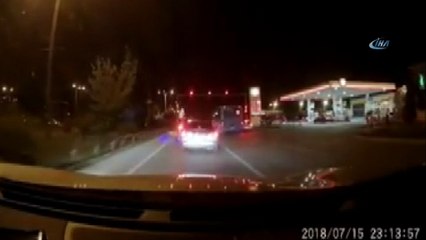 Kaza anı araç kamerasına yansıdı