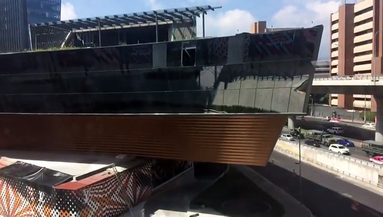 Au Mexique, un nouveau centre commercial de luxe s’effondre...