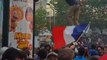 Énorme chute d'un supporter qui tente de monter une  colonne Morris à Paris