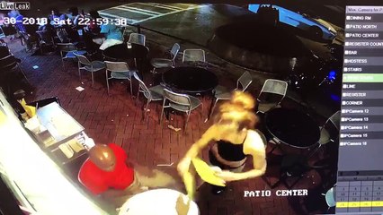 Kadına dokundu diye dayak yedi
