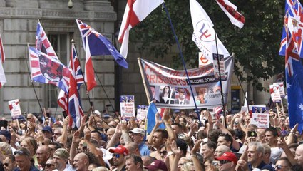 İngiltere'de Başörtülü Şoförün Kullandığı Otobüs İslam Karşıtlarınca Kuşatıldı