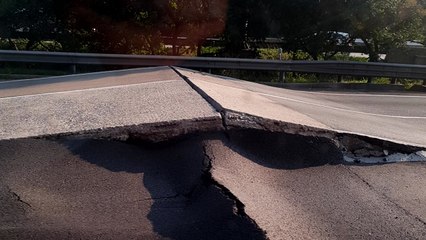 서해안고속도로 3개 차로 솟구쳐..."무더위 탓 추정" / YTN