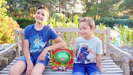 EXPLODING WATERMELON SMASH CHALLENGE - Swan & Néo arrosés par une pastèque !