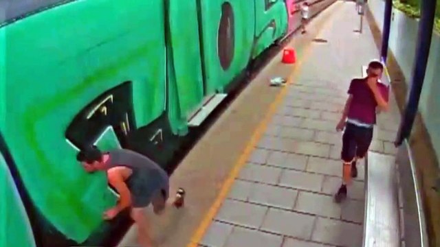 Noticia | 3.000 grafitis empapelan los trenes de Cataluña