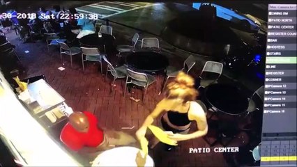 Un client a la mauvaise idée de mettre une main aux fesses d'une serveuse