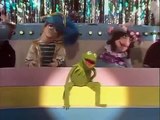 Coulisses hilarantes : Le Générique culte du Muppet Show - L'ouverture magique qui introduit une aventure pleine d'humour et de folie !